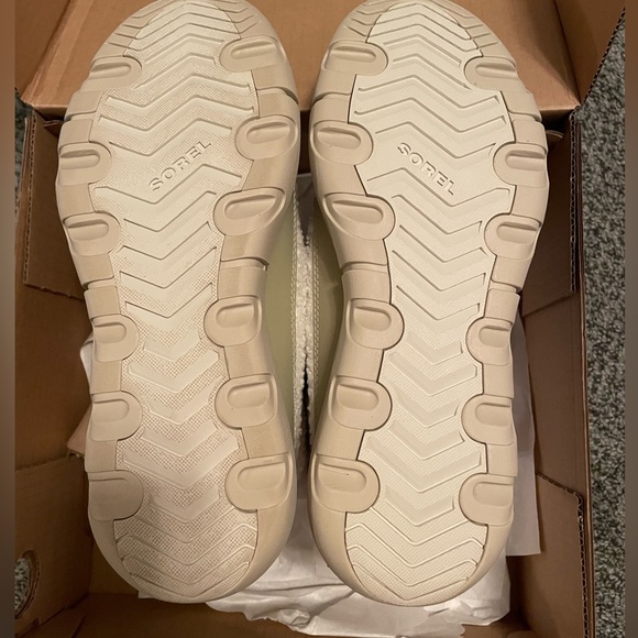 Women’s Sorel Explorer II Joan of Arc boots. - Picture 2 of 3